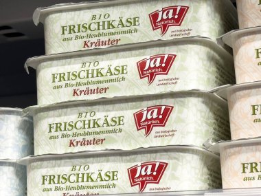 Bir markette sergilenen taze peynir çeşitleri farklı tatlar ve ambalaj stilleri sergiliyor, sağlıklı yeme kavramını teşvik ediyor