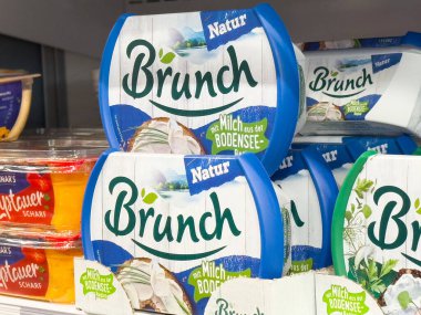 Kremalı Brunch Mağaza Rafına Doğal Malzemelerle Yayılmış, Kahvaltı ve Atıştırmalık İçin Mükemmel, Lezzetli ve Çok Özlü, Sağlıklı Yeme Konsepti