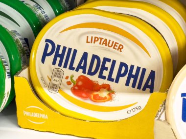 Creamy Philadelphia Liptauer Peynir Yığını Süpermarket Rafında, Ekmeğe Yayılmak İçin Mükemmel, Sağlıklı Atıştırma Seçeneği, Süt Ürünleri Konsepti
