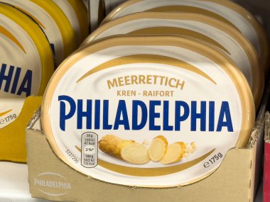 Lezzetli Mutfak Yaratıcıları ve Sağlıklı Yeme Konsepti İçin Uygun Bir Pakette Yaban Turpu Lezzeti ile Kremalı Philadelphia Peyniri