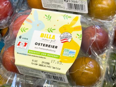 Renkli Paskalya yumurtaları açık bir kabın içinde canlı renkler ve bayram kutlamaları için şenlikli tasarımlar sunuyor. Paskalya dekorasyonu konsepti.