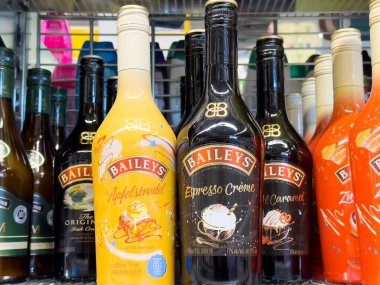 Baileys İrlanda Krem Likörü Şişeleri Rafta Renkli Paketleme ve Eşsiz Tat Deneyimi ve Kutlama Konsepti için Çeşitleri ile sergilendi