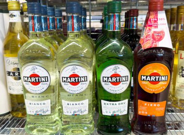 Rafta sergilenen martini şişeleri Bianco, Extra Dry ve Rosso gibi çeşitli aromalar, canlı bir kokteyl kültürü konseptini temsil ediyor.
