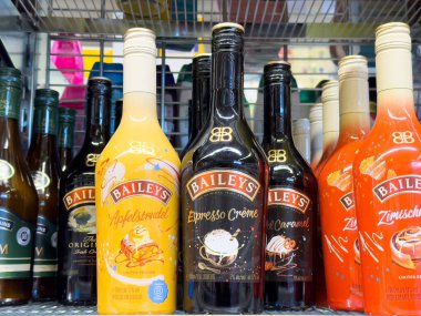 Baileys İrlanda Krem Likörleri Mağaza Rafında Orijinal, Turuncu ve Çikolata dahil olmak üzere çeşitli tatlar sergilendi.