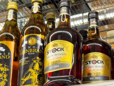 Bir mağazanın rafında çeşitli alkollü içecekler sergileniyor, farklı marka ve içki türleri sergileniyor, içecek seçimi konsepti için mükemmel.