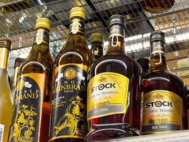 Farklı marka ve renklerin sergilendiği çeşitli içki şişeleri, alkollü içeceklerin çeşitliliği, içki koleksiyonu konsepti