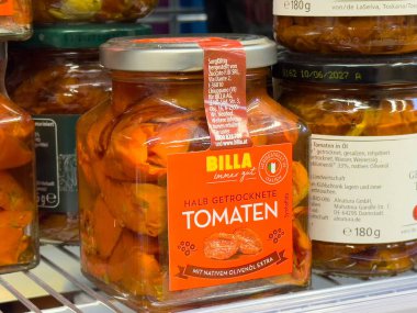 Süpermarket rafında sergilenen cam kavanozda kurutulmuş domatesler, canlı renkler ve ambalajlar, aşçılık kullanımı için mükemmel, sağlıklı beslenme konsepti