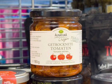 Cam kavanozda güneşte kurutulmuş domatesler canlı renkler ve çekici ambalajlar aşçılık ve sağlıklı yemek tarifleri için mükemmel, gurme yemek konsepti.