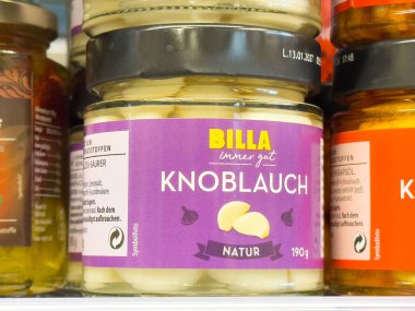 Billa 'dan gelen sarımsaklı kavanozda canlı mor etiketli doğal sarımsak karanfilleri, yemek ve lezzet geliştirme için ideal, sağlıklı beslenme konsepti