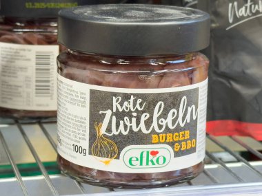 Kavanozdaki kırmızı soğanlar, Salata ve Tabaklar için ideal lezzet ve tazelikle paketlenmiş, Mutfak kreasyonları için mükemmel, sağlıklı beslenme konsepti