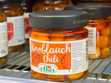 Parlak Etiketli Chili Kavanozu ve Marketteki Diğer Korunmuş Yiyecekler Sağlıklı Yeme Konsepti ile çevrili Rafta Siyah Lid