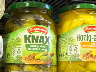 Kavanozlardaki turşular süpermarketin raflarında sergileniyor canlı renkler ve çekici ambalajlar, atıştırma ve aşçılık kullanımı için mükemmel, sağlıklı beslenme konsepti.