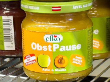 Elma ve kayısı aromalı meyveli püre kavanozu, canlı ambalaj tasarımı sağlıklı atıştırmalıklar ve tatlılar için ideal meyve karışımı konsepti.