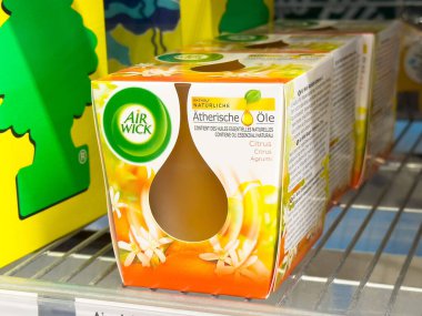 Aromatik oda parfümü ambalajı bir mağaza rafında sergileniyor canlı renkler ve ev parfümü konsepti için çekici bir tasarım sergileniyor