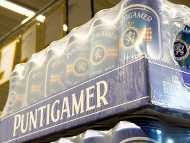 Puntigamer bira ambalajı, ürünün markasını ve tasarımını gösteren bir perakende mağazasında belirgin bir şekilde sergilendi, kaliteyi ve zanaatkarlığı vurguladı, içecek pazarlama kavramını vurguladı