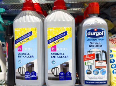 İndirme aletleri için temizlik ürünleri, kireç ölçeğini kaldırmak için etkili çözümler, çaydanlık ve kahve makineleri için ideal, ev bakımı kavramı