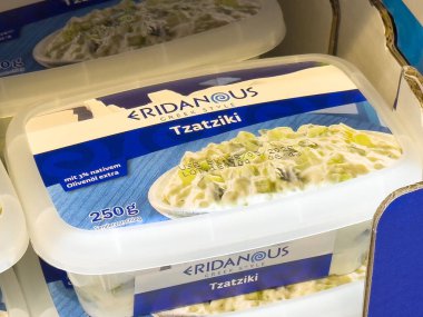 Bir markette sergilenen Tzatziki sos kabı kremalı dokular, taze malzemeler ve Akdeniz aromaları, sağlıklı yemek konsepti için ideal.