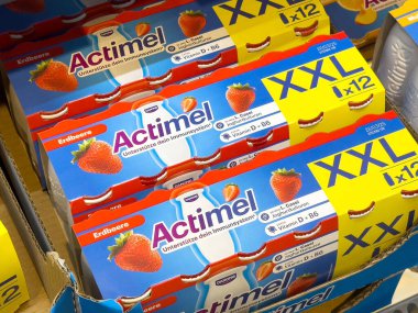 Actimel Çilek İçeceği Sağlıklı Yaşam Tarzı ve Probiyotik Yararları İçin Renkli Kutularda Paketlenmiş Besleyici Değer ve Uygunluk Konsepti
