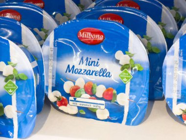 Bir markette rafta sergilenen mini mozzarella peyniri paketleri taze süt ürünleri salatalar ve aperatifler için mükemmel sağlıklı beslenme konsepti.