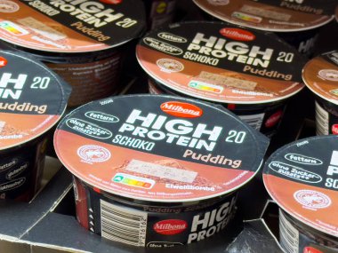 Yüksek Proteinli Puding Fincanları Beslenme Faydaları Destekleyiciler ve Sağlıklı-Bilinçli Bireyler İçin Lezzetli Atıştırma Seçeneği Aktif Yaşam Tarzı, Sağlıklı Yeme Konsepti