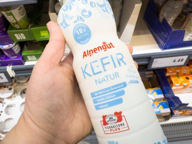 Sağlıklı Yaşam Seçenekleri ve Sağlıklı Yaşam Konsepti İçin Doğal Malzemeleri ve Beslenme Yararlarını Gösteren Kefir Şişe Elde Tutuldu