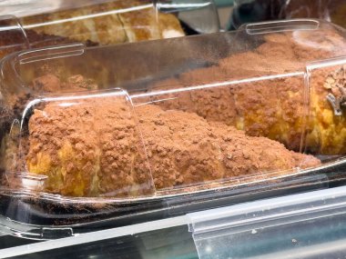 Bir fırın kutusunda sergilenen lezzetli çikolatalı kruvasan kruvasanı, tuhaf dokusunu ve zengin kakao tadını sergiliyor, tatlı aşıkları için mükemmel, hoşgörülü konsept