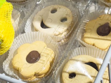 Gülen yüzlü ve çiçek şekilli çeşitli kurabiyeler. Kutlamalar ve toplantılar için mükemmel. Keyifli bir tatlı deneyimi içeriyor.