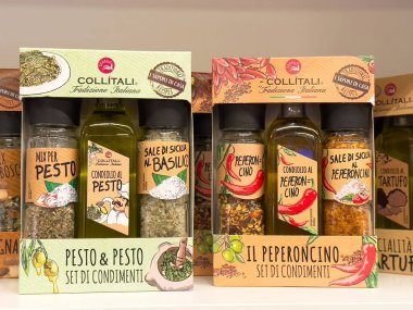 Pesto ve biber içeren gurme bitki ve baharat koleksiyonu aşçılık meraklıları için zarif ambalajlar, lezzet ve sağlıklı beslenme konsepti için mükemmel
