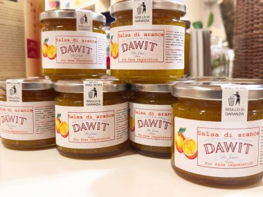 Masaya istiflenmiş şeftali reçeli kavanozları. Canlı etiketler ve zengin renkler. Gurme yemekleri ve sağlıklı beslenme konsepti için mükemmel.