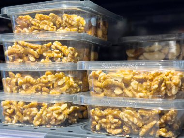 Sağlıklı beslenme konsepti tüketiciler için sağlıklı atıştırmalıklar ve besleyici gıda seçenekleri sunan şeffaf kaplarda yeni paketlenmiş cevizler.