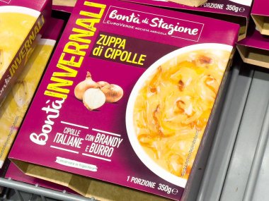 Bir markette sergilenen İtalyan soğan çorbası paketi zengin tatlar ve rahatlatıcı malzemeler içeren lezzetli bir kış yemeği konseptini sergiliyor.
