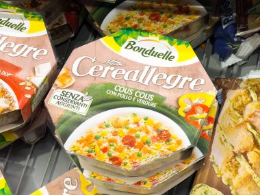 Renkli sebze karışımı ve tahılları içeren tahıl ambalajı, yoğun yaşam tarzları, uygun ve besleyici gıda konsepti için sağlıklı yemek seçenekleri sunuyor