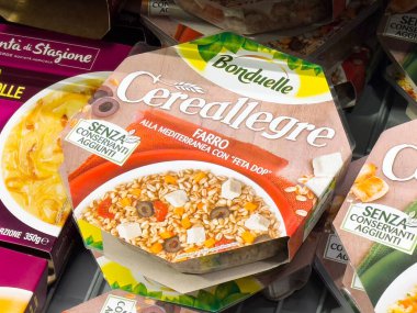 Hızlı Hazırlama ve Keyif Sağlıklı Yeme Konsepti İçin Sağlıklı Tahıl Temelli Yemek Paketi Renkli Malzemeler ve Beslenme Yararları