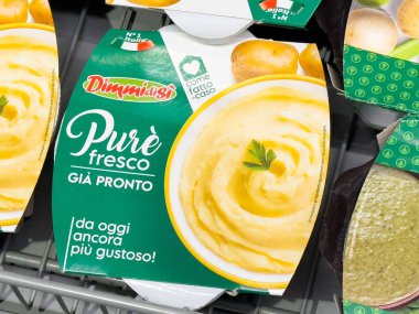 Markette sergilenen taze patates püresi, leziz kremalı dokular ve canlı renkler, hızlı yemek çözümleri için ideal, sağlıklı yeme konsepti