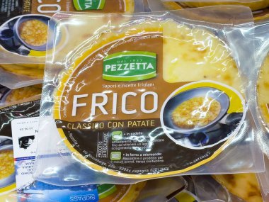 Markette Satılık Patatesli Frico Peynir Tabağı Taze Gıda Lezzetli Atıştırma Seçeneği Sağlıklı Yeme Konsepti