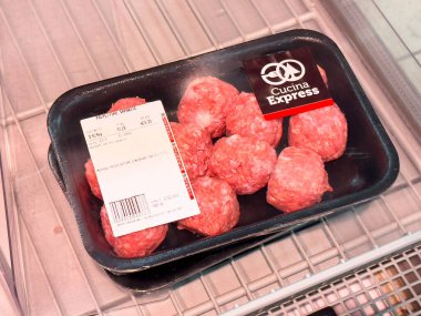 Yemek pişirmeye, kaliteli malzemeler sergilemeye ve ev aşçıları için uygun ambalajlara hazır siyah tepside yeni hazırlanmış köfteler, yemek hazırlama konsepti