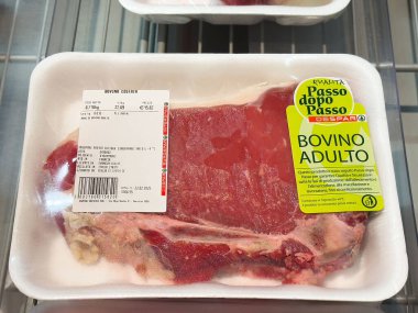 Süpermarkette Satılık Taze Yetişkin Biftek Kesimi, Besleyici Bilgi ve Etiketle Kaliteli Etleri Gösterme, Sağlıklı Yeme Konsepti