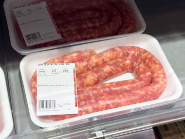 Bir markette satılmaya hazır beyaz tepside sunulan taze sosis halkaları kaliteli et ürünleri sağlıklı beslenme kavramını gözler önüne seriyor.
