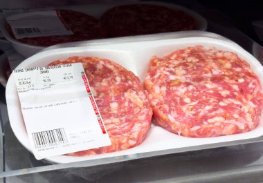 Taze paketlenmiş et köfteleri ızgara ya da pişirmeye hazır lezzetli yemekler için kaliteli et, sağlıklı yeme konsepti.