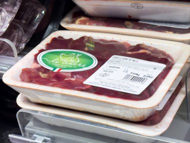 Süpermarkette taze paketlenmiş çiğ et dilimleri aşçılık meraklıları için kaliteli et ürünleri sergiliyor ve ev yemekleri sağlıklı beslenme konsepti oluşturuyor.