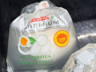 Pahalı Mozzarella Peynir Paketi Taze Malzemeler Yemek ve Atıştırma için idealdir Pizza ve Salatalar için mükemmeldir Sağlıklı Yeme Konsepti