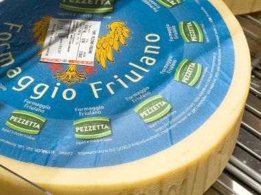 Lezzetli Formaggio Friulano Peynir Çarkıfeleği Markette, Eşsiz Paket ve Kalitesini Gösteriyor, Mutfak Lezzetleri ve Peynir Aşıkları İçin Mükemmel, peynir konsepti