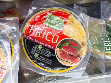 Dilimlenmiş pastırma, aşçılık meraklıları ve şefler için kaliteli et ürünleri sunan yuvarlak bir kapta paketlenmiştir. Yemek pişirme ve yemek hazırlama için idealdir.