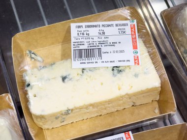 Üzerinde beslenme etiketi olan karton bir kutuda paketlenmiş gurme mavi peynir, aşçılık tutkunları ve peynir severler için mükemmel, gurme yemek konsepti