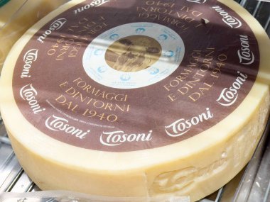 Karmaşık ambalaj tasarımı ile leziz yuvarlak peynir tekerleği marka adı ve ürün ayrıntıları, aşçılık tutkunları ve peynir aşıkları için mükemmel, peynir konsepti