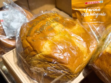 Plastik ambalaja sarılı taze fırınlanmış ekmek, altın kabuğunu ve yumuşak dokusunu sergiliyor, sandviç ve tost için mükemmel, ekmek yapma konsepti