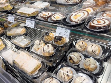 Pastalar, pastalar ve tatlıların yer aldığı bir pastanede sergilenen tatlı çeşitleri her durum için mükemmel, tatlı severler konsepti