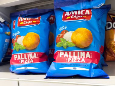 Lezzetli İkramlar ve Atıştırmalık Aşıklar Sağlıklı Yeme Konsepti için Renkli Paketleme ile Pallina Pizza Lezzeti içeren Çıtır İtalyan Atıştırmalık Paketleri