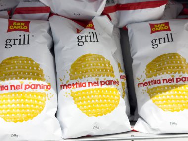 Izgara mısır çerezi poşetleri Satılık Mağaza Rafında sergilendi, Parlak Paketleme ve Göz Alma Tasarımı, Partiler ve Toplantılar İçin Mükemmel, Atıştırmalık Yiyecekler Konsepti