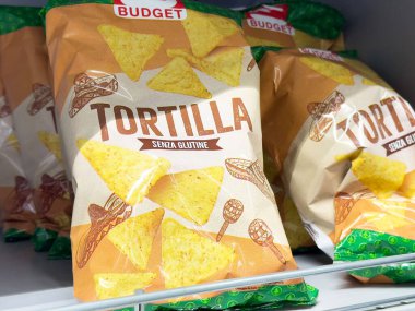 Çıtır Tortilla Cipsleri Markette Satılık Parlak Renkler ve Atıştırmalık Aşıklar İçin Göz Alıcı Tasarım Sağlıklı Yeme Konsepti